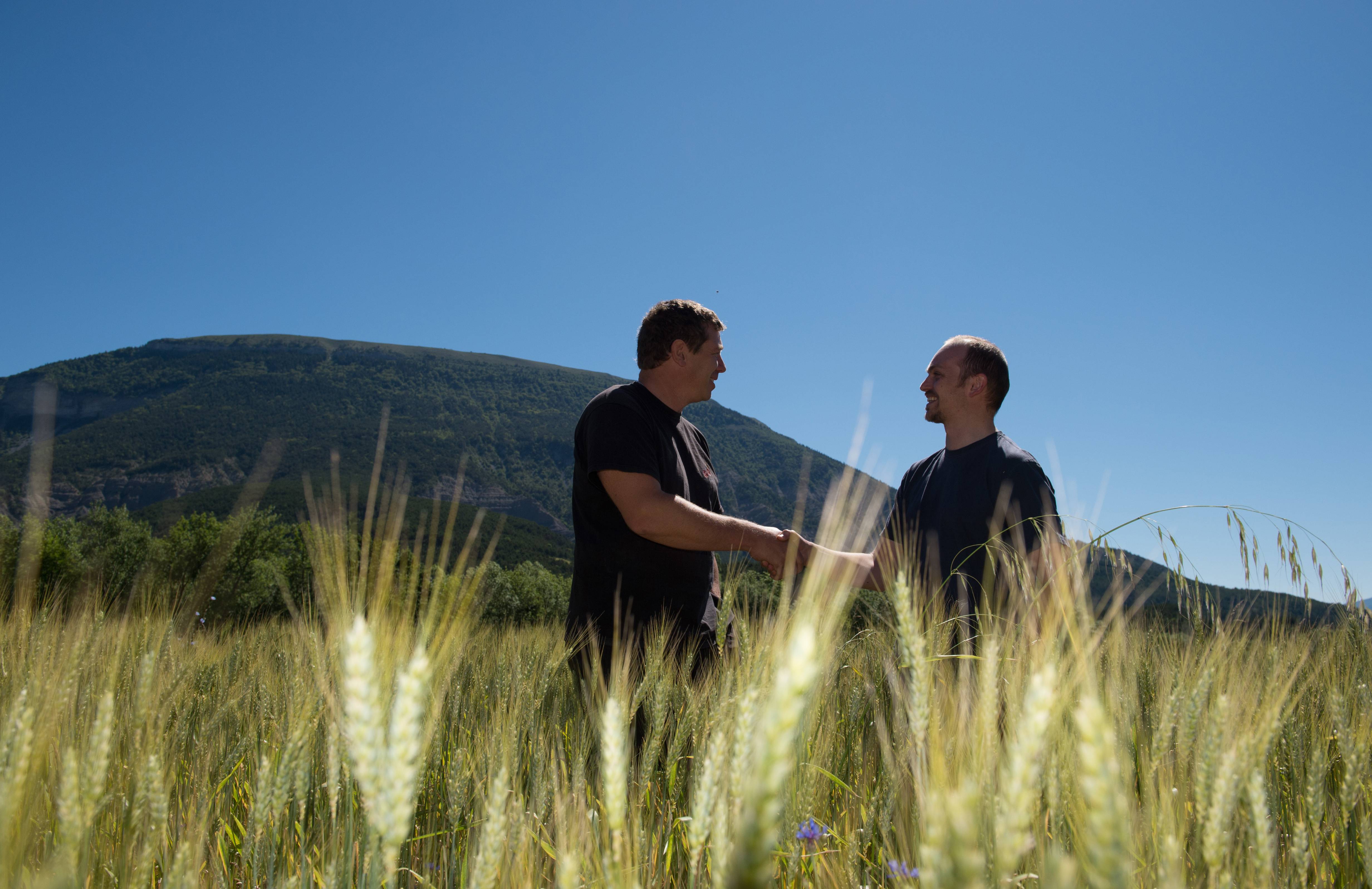 Biopartenaire deux producteurs qui se serrent la main commerce équitable agriculture bio